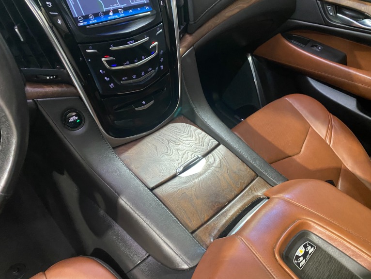 Used-2015-Cadillac-Escalade-Luxury-4X4