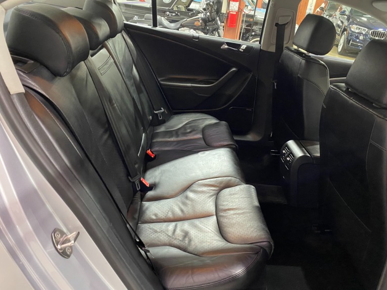 Used-2006-Volkswagen-Passat-36