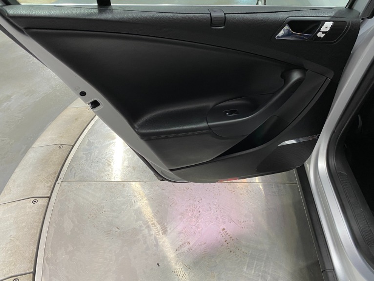 Used-2006-Volkswagen-Passat-36